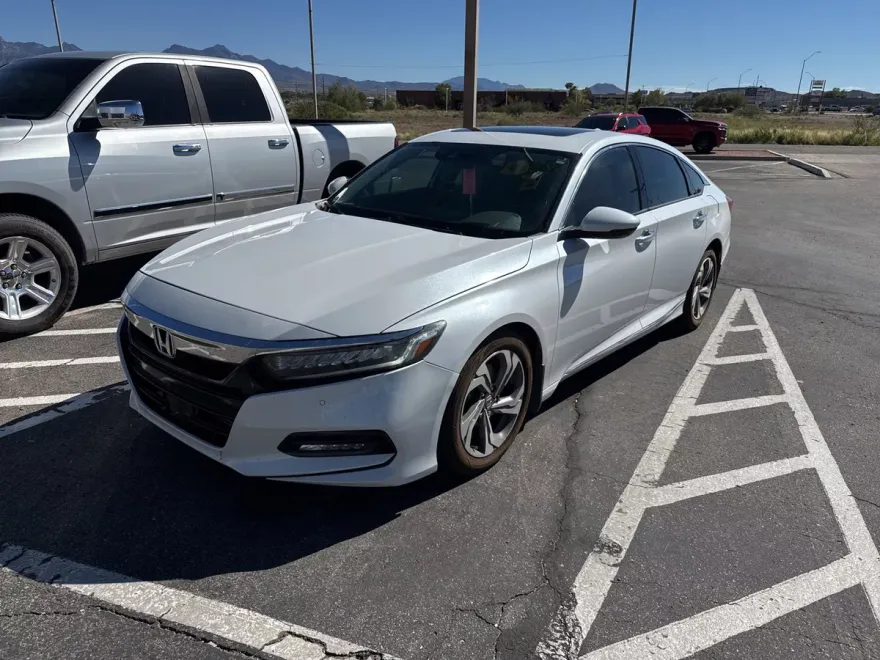 2018 Honda Accord Touring photo 1