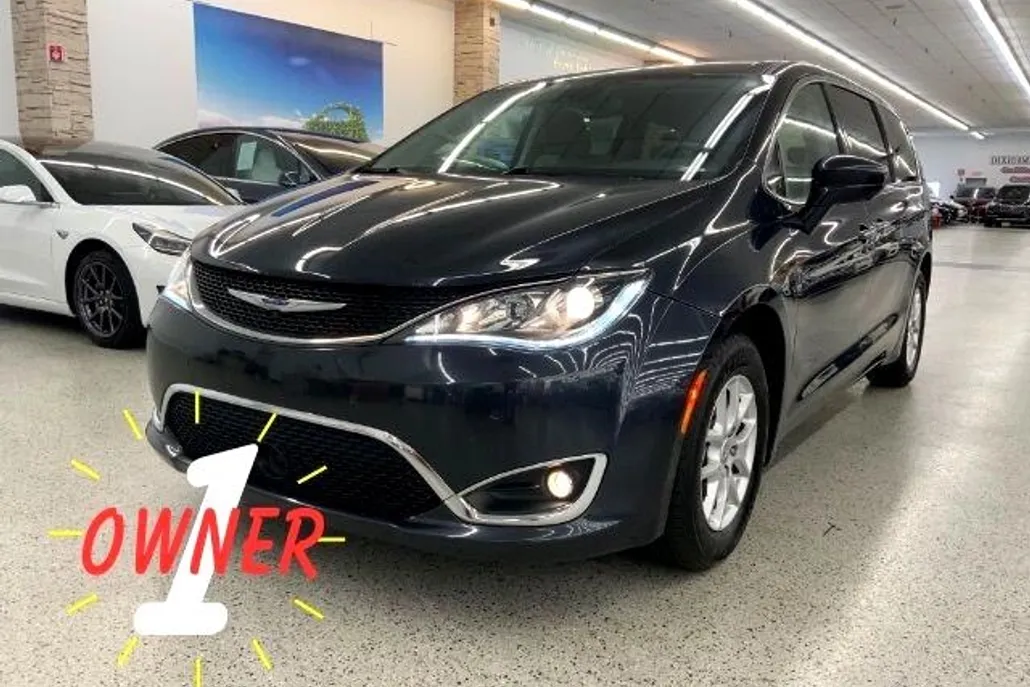 2020 Chrysler Pacifica Touring photo 1