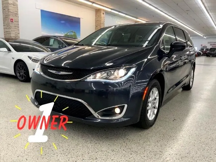 2020 Chrysler Pacifica Touring photo 1