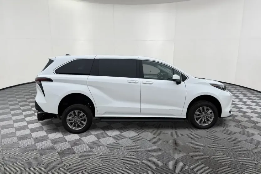 2025 Toyota Sienna LE photo 1