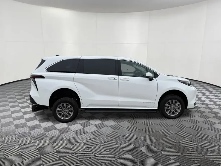 2025 Toyota Sienna LE photo 1