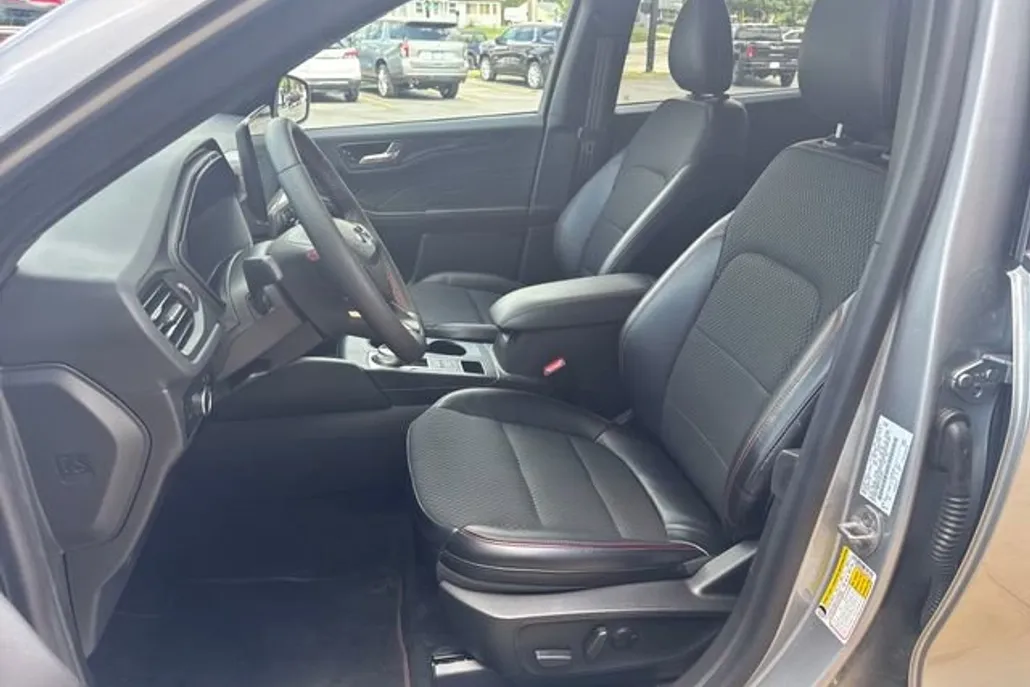 2023 Ford Escape ST-Line photo 1