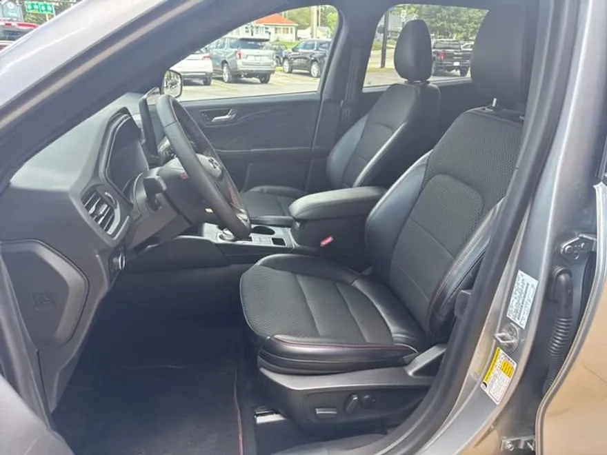 2023 Ford Escape ST-Line photo 1