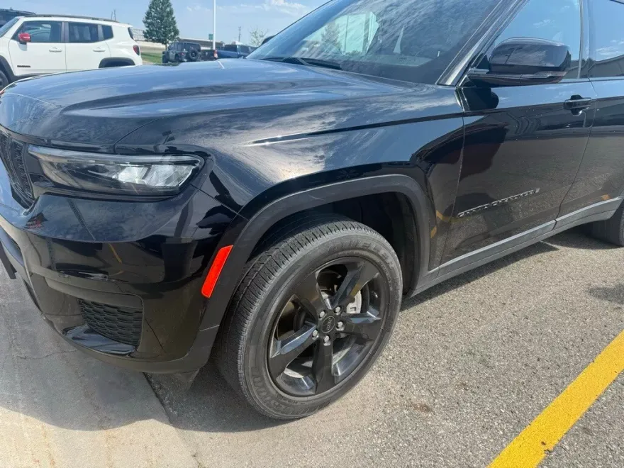 2023 Jeep Grand Cherokee Laredo Altitude photo 1