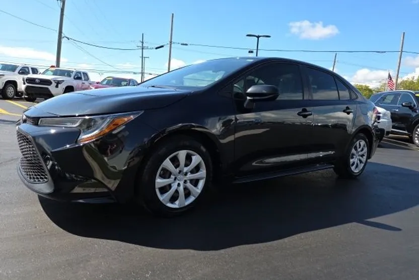 2020 Toyota Corolla LE photo 1