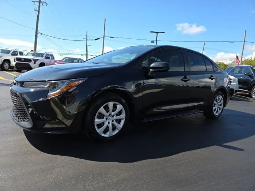 2020 Toyota Corolla LE photo 1