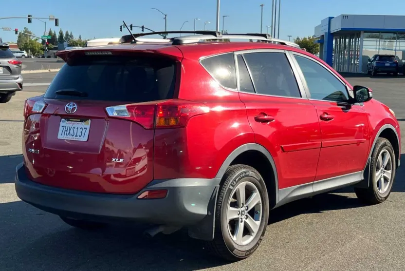 2015 Toyota RAV4 XLE photo 1