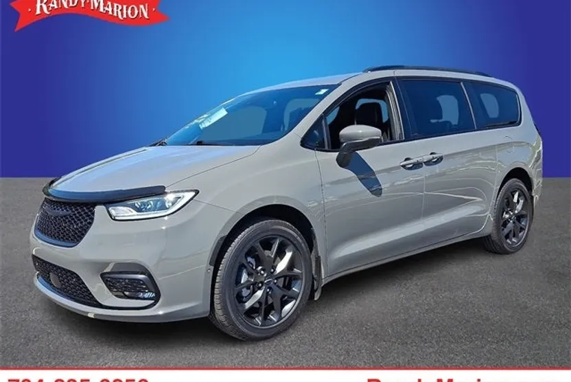 2023 Chrysler Pacifica Touring L photo 1