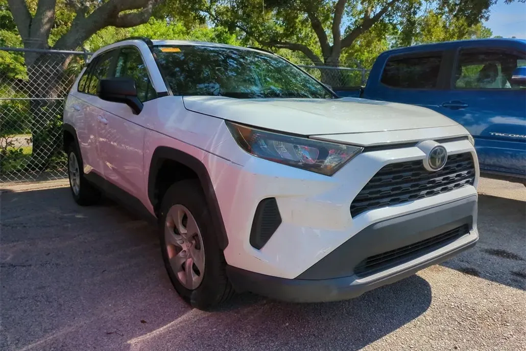 2021 Toyota RAV4 LE photo 1