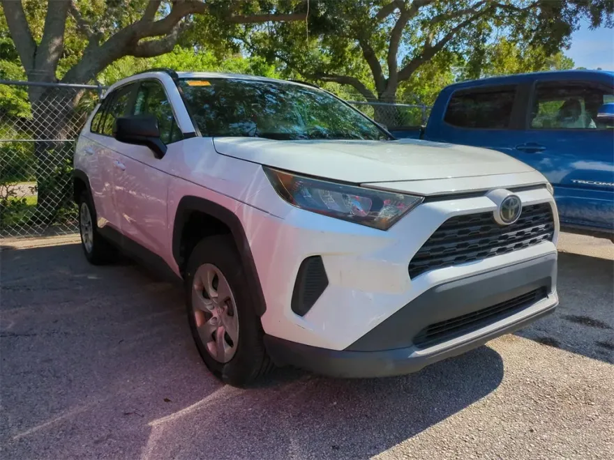 2021 Toyota RAV4 LE photo 1