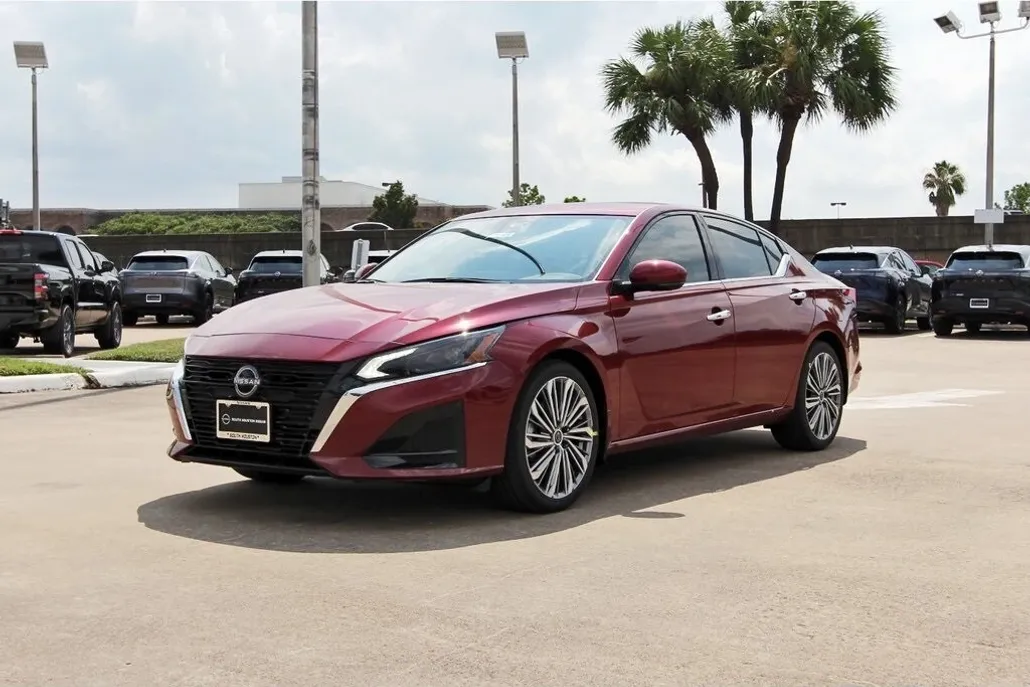 2025 Nissan Altima SL photo 1