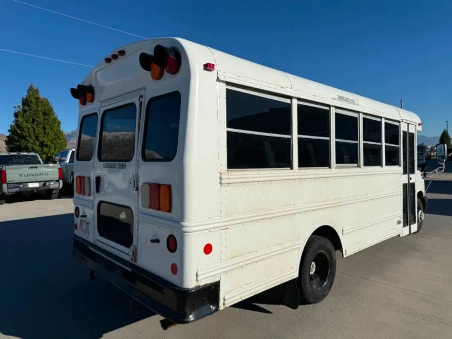 2016 Chevrolet Express 3500 Cutaway photo 1
