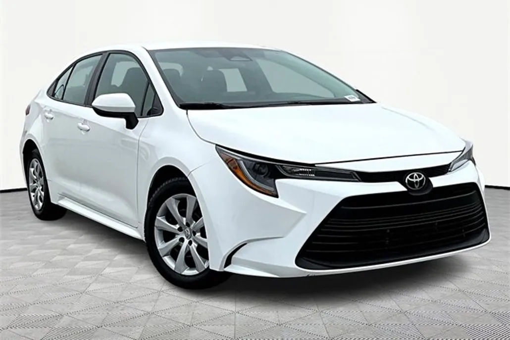 2023 Toyota Corolla LE photo 1