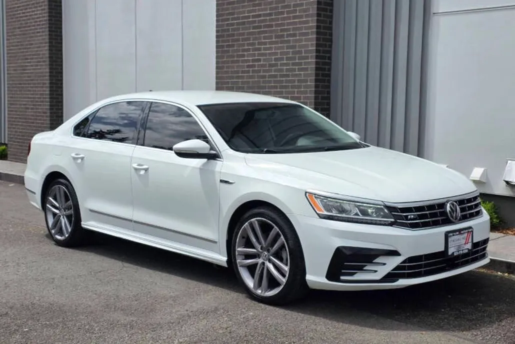 2017 Volkswagen Passat R-Line photo 1