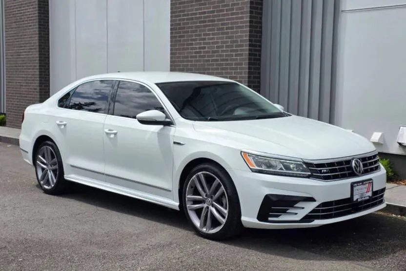 2017 Volkswagen Passat R-Line photo 1