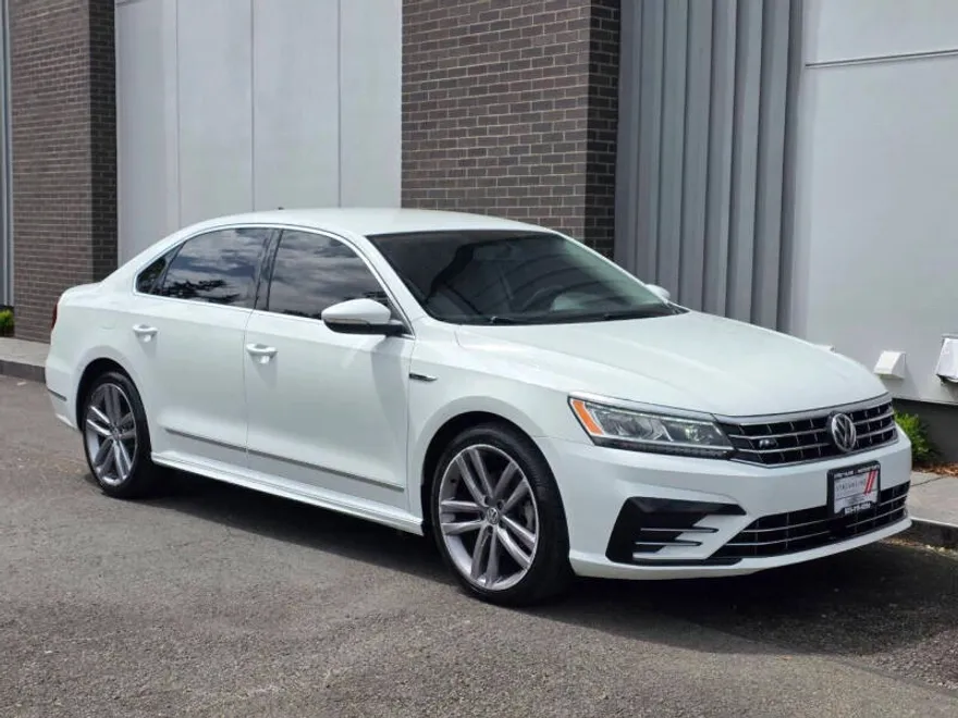 2017 Volkswagen Passat R-Line photo 1