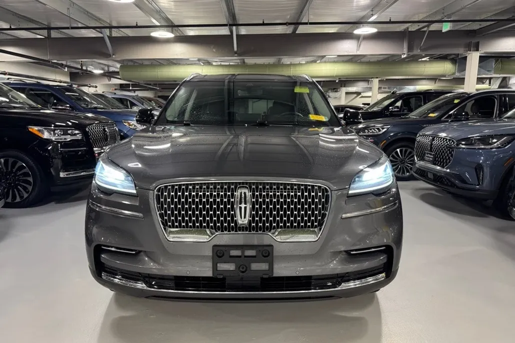 2023 Lincoln Aviator Standard photo 1