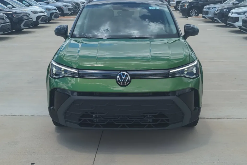 2025 Volkswagen Taos SE photo 1