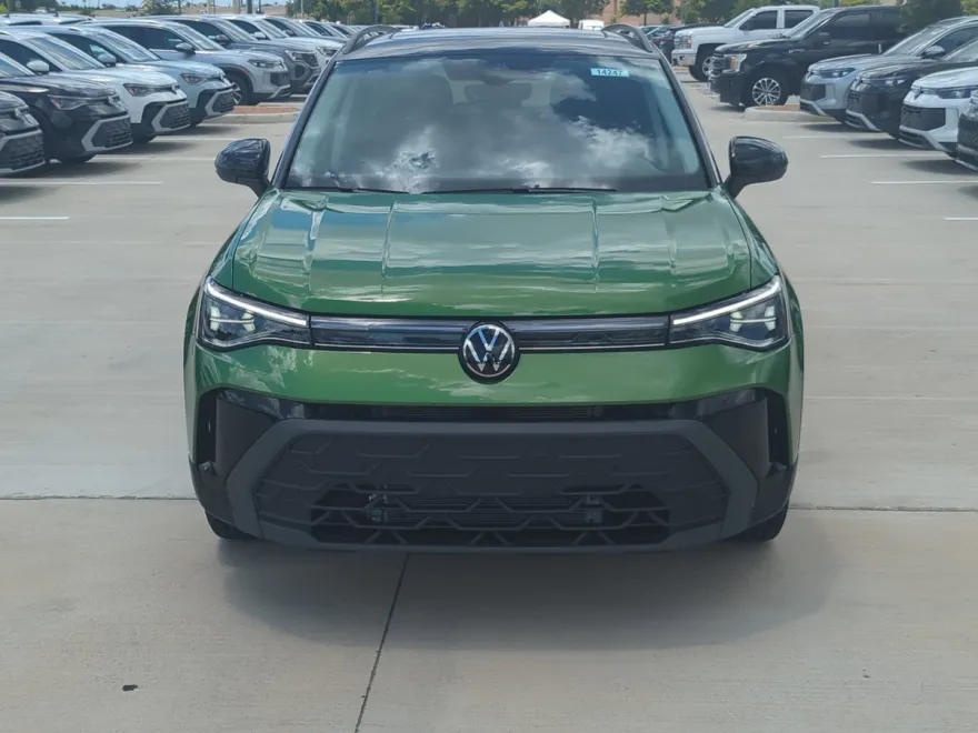 2025 Volkswagen Taos SE photo 1