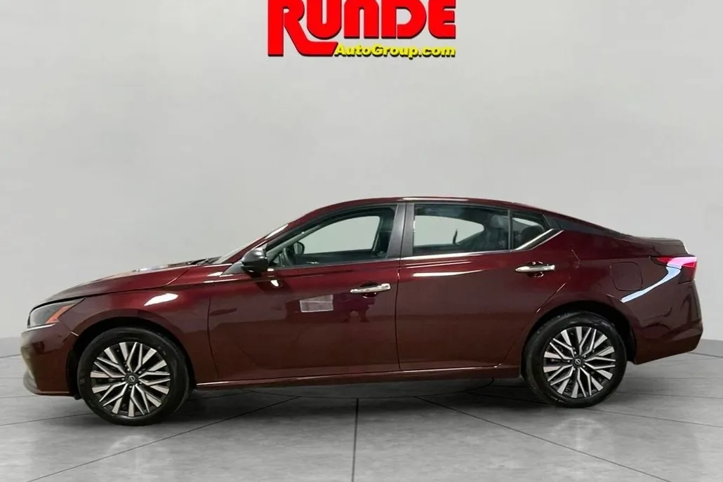 2024 Nissan Altima 2.5 SV photo 1