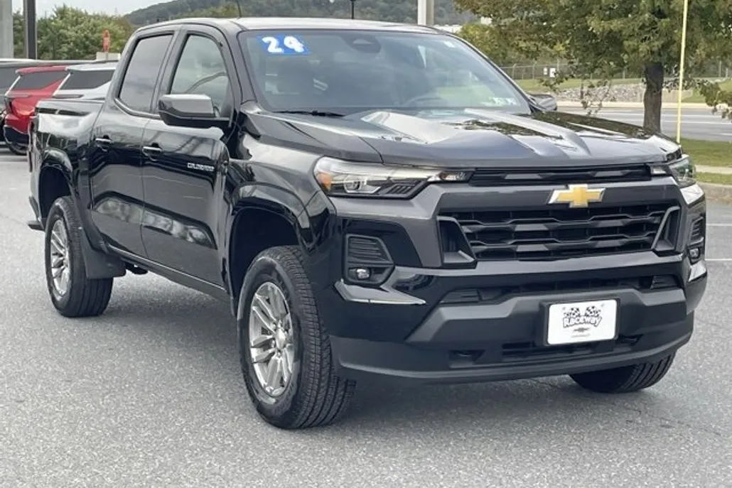2024 Chevrolet Colorado LT photo 1
