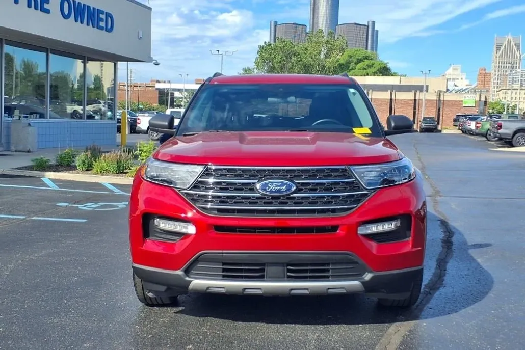 2023 Ford Explorer XLT photo 1