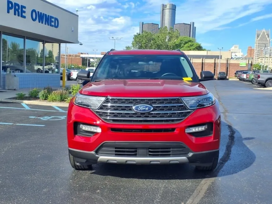 2023 Ford Explorer XLT photo 1