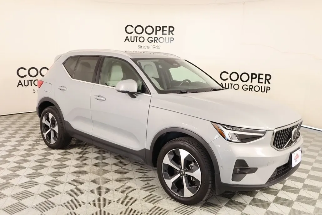 2024 Volvo XC40 Plus photo 1