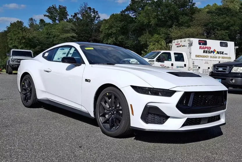 2025 Ford Mustang GT photo 1