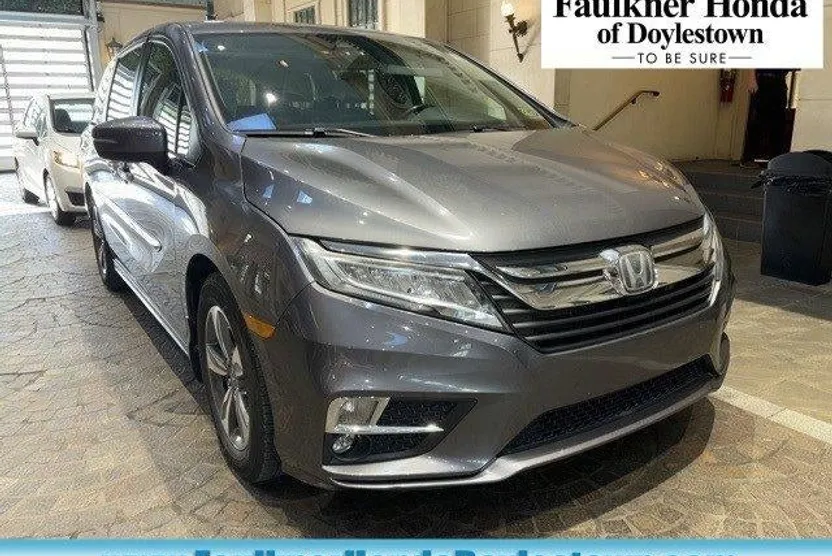 2018 Honda Odyssey Touring photo 1