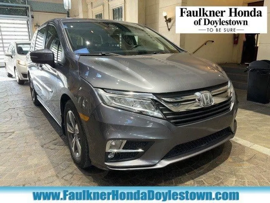 2018 Honda Odyssey Touring photo 1