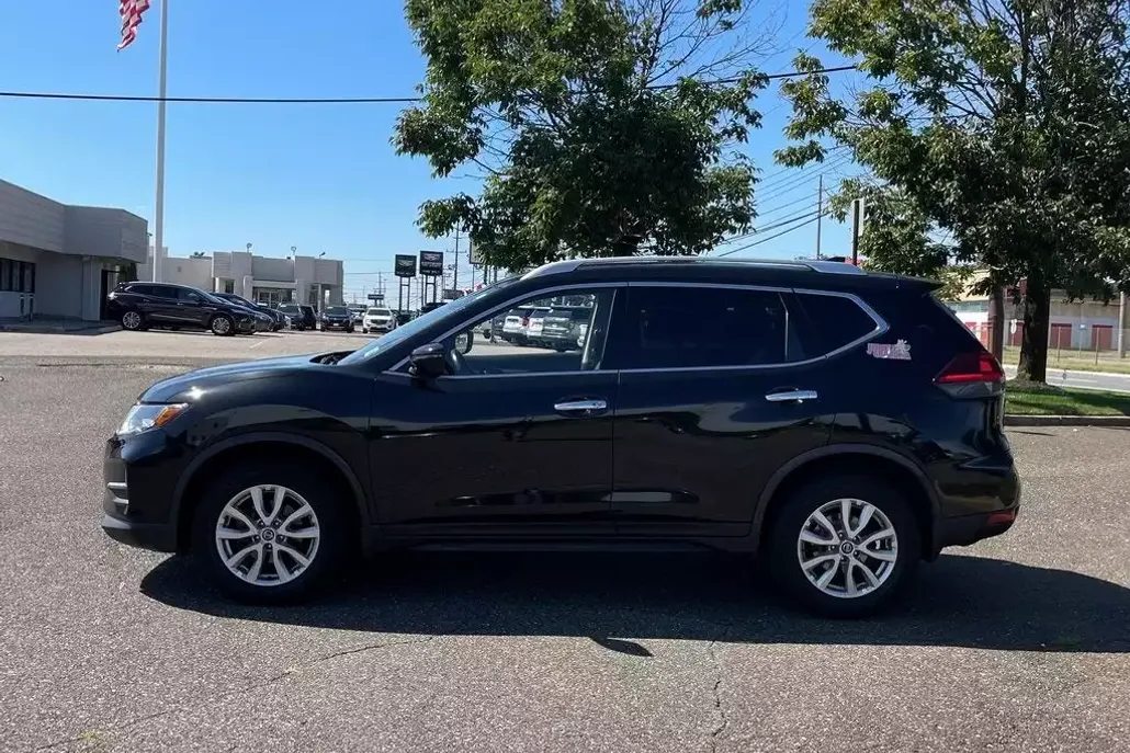 2020 Nissan Rogue SV photo 1