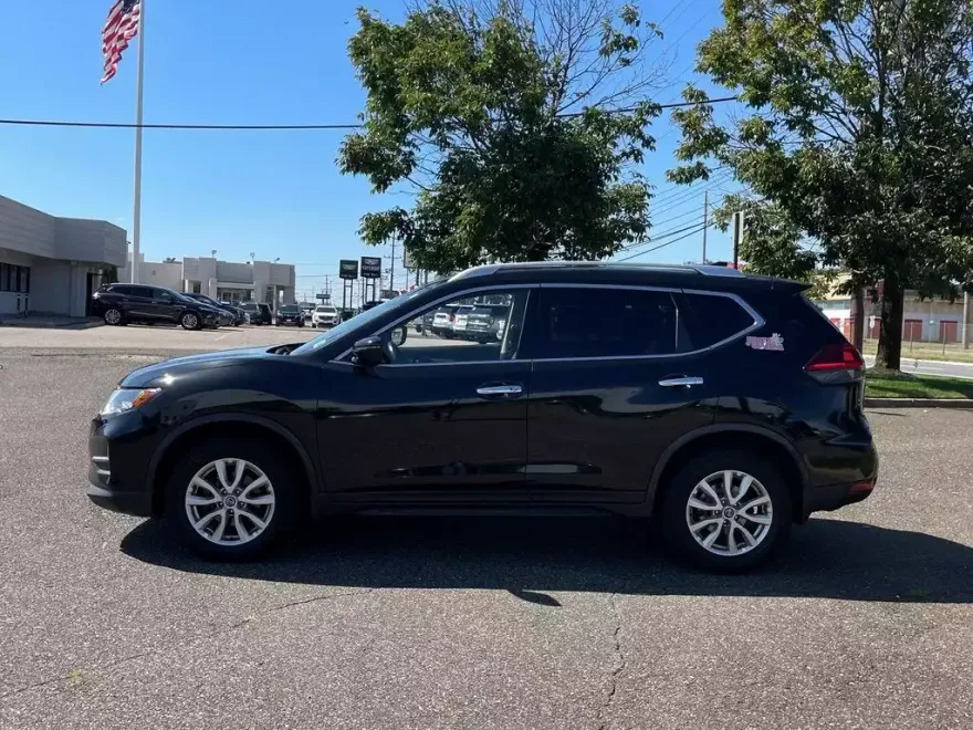 2020 Nissan Rogue SV photo 1