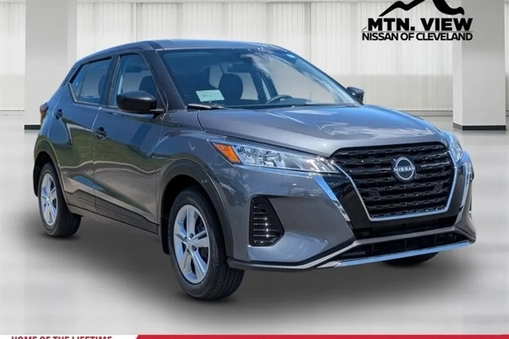 2025 Nissan Kicks Play S photo 1