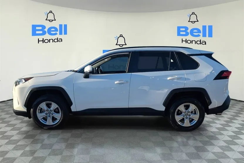 2021 Toyota RAV4 XLE photo 1