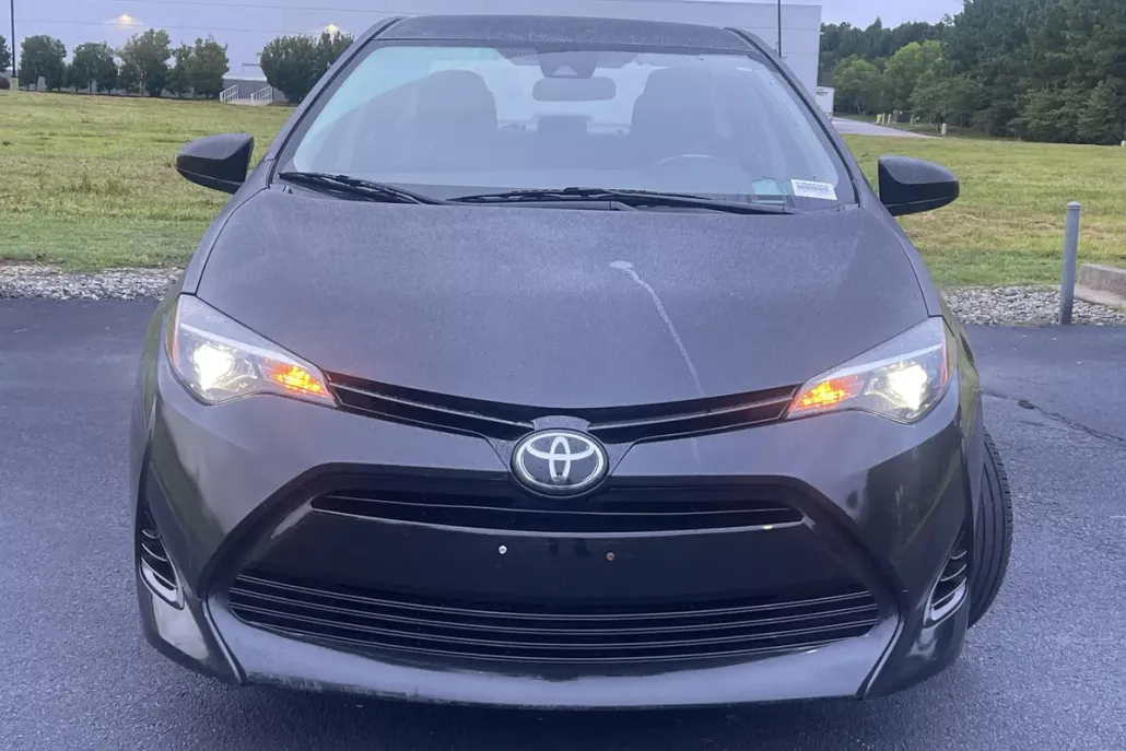 2018 Toyota Corolla LE photo 1
