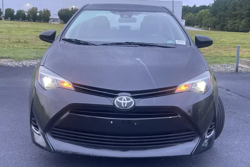 2018 Toyota Corolla LE photo 1