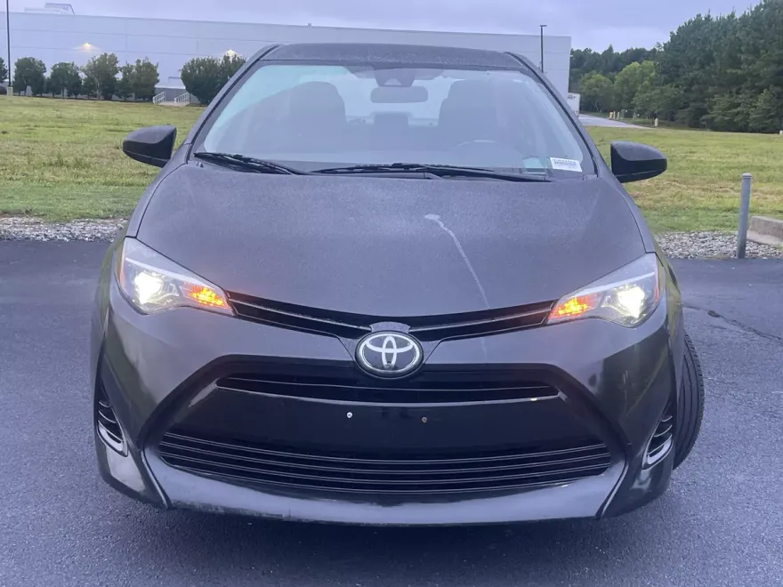 2018 Toyota Corolla LE photo 1