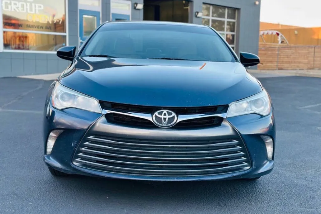 2015 Toyota Camry LE photo 1