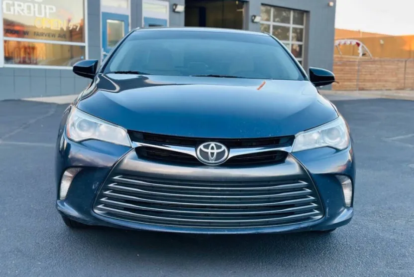2015 Toyota Camry LE photo 1