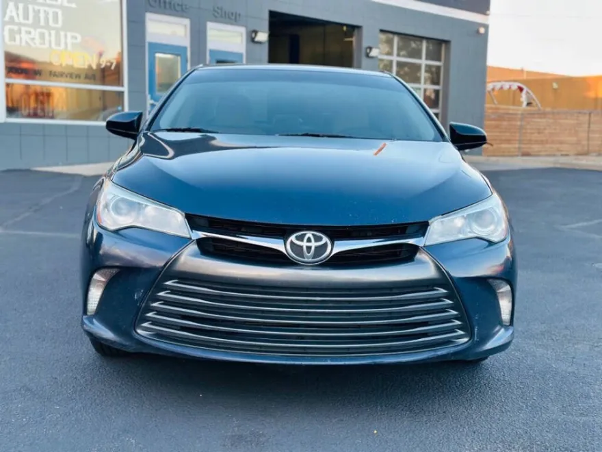 2015 Toyota Camry LE photo 1