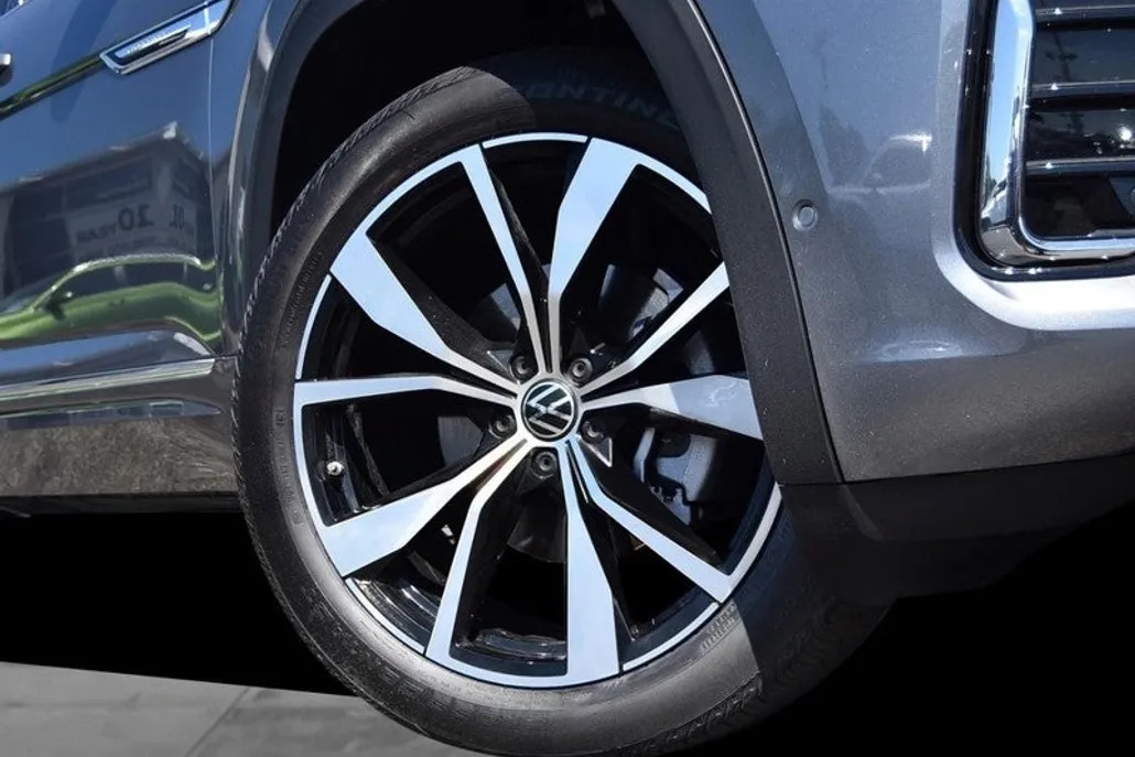 2024 Volkswagen Atlas Cross Sport SEL Premium R-Line photo 1