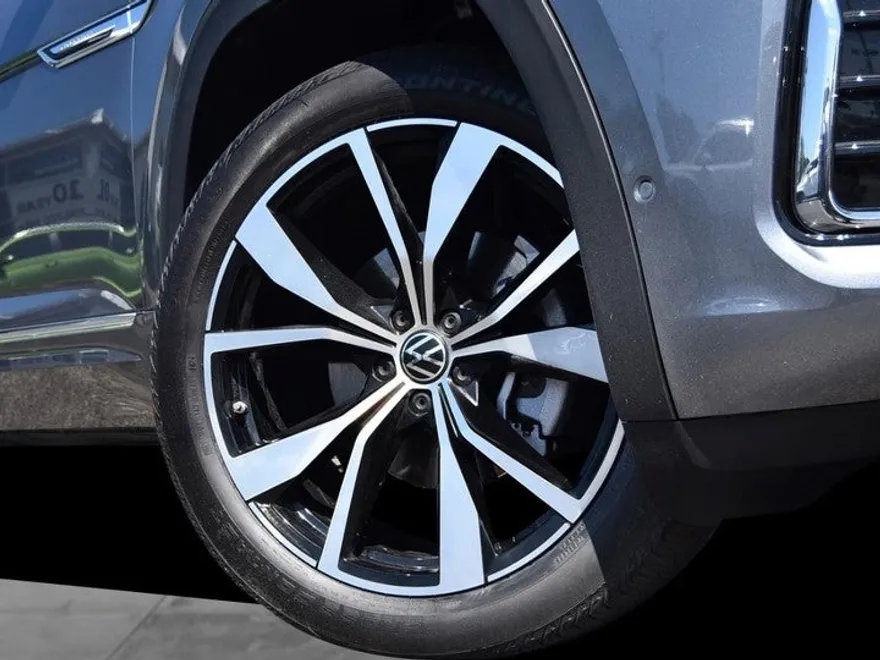 2024 Volkswagen Atlas Cross Sport SEL Premium R-Line photo 1