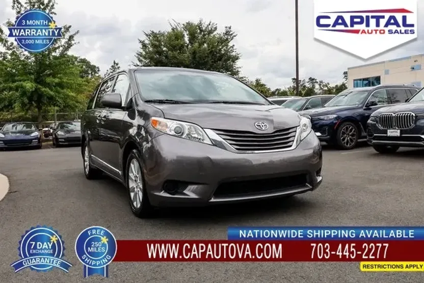 2015 Toyota Sienna LE photo 1