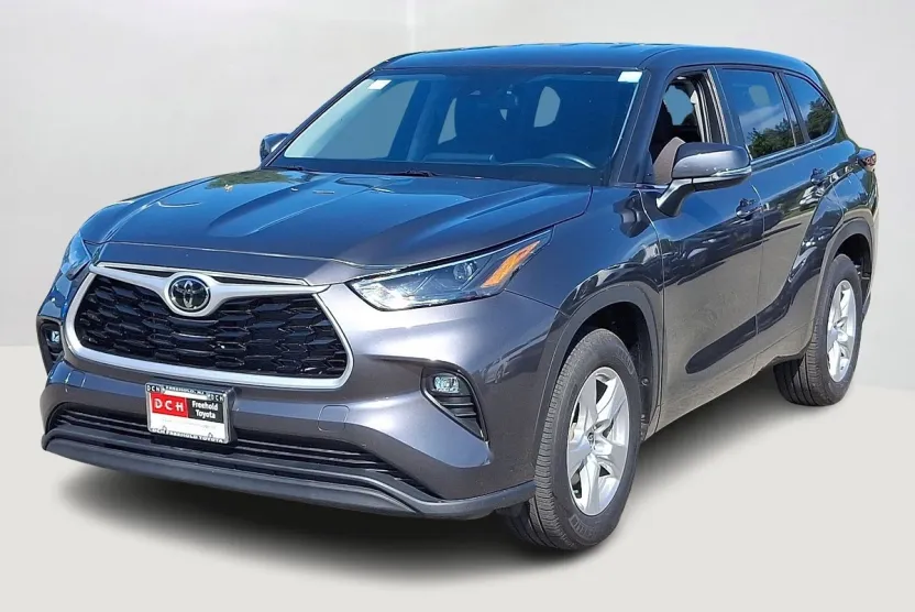 2024 Toyota Highlander LE photo 1