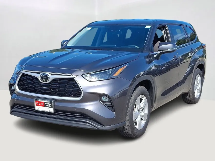 2024 Toyota Highlander LE photo 1