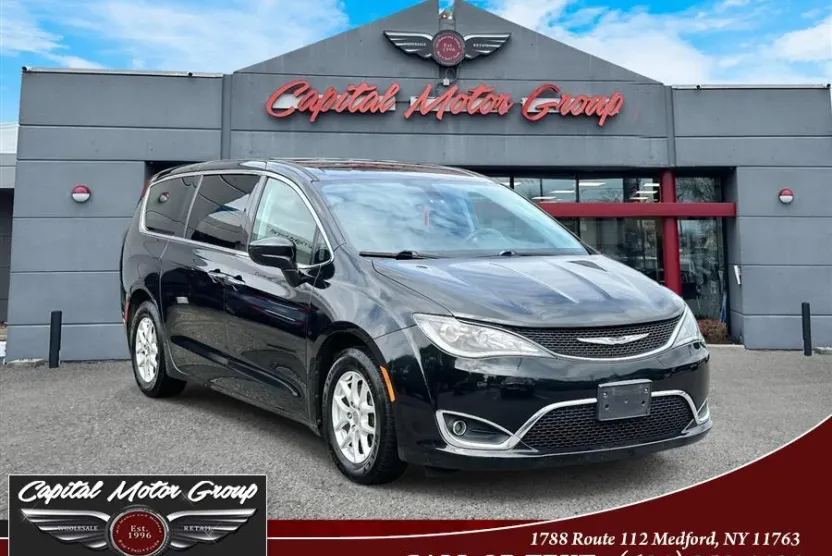 2020 Chrysler Pacifica Touring photo 1