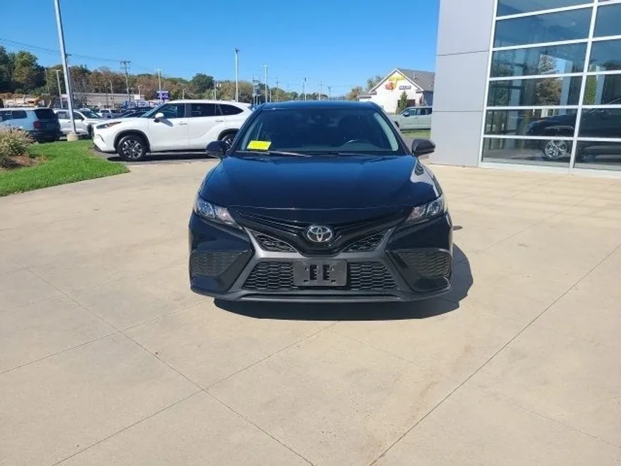 2021 Toyota Camry SE photo 1