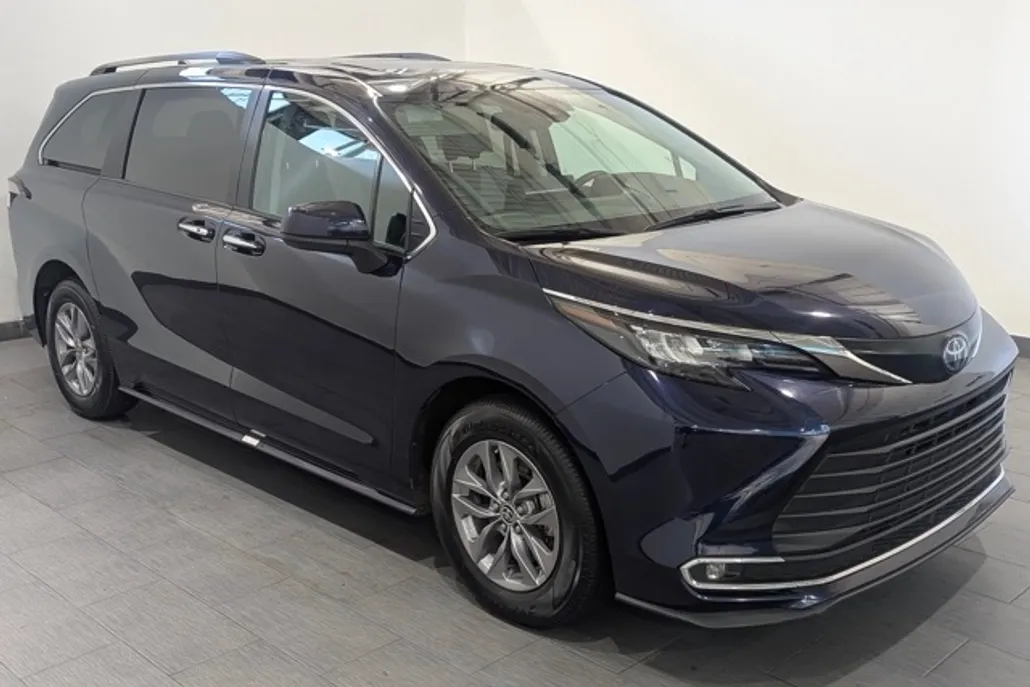 2024 Toyota Sienna XLE photo 1