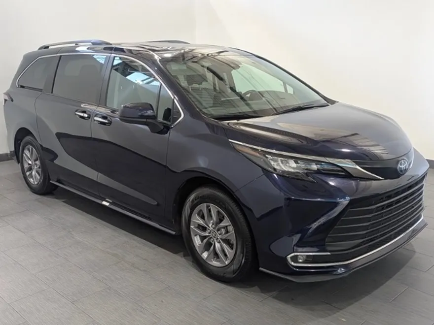 2024 Toyota Sienna XLE photo 1